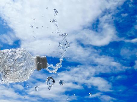 ペットボトルから溢れる水② ペットボトルから溢れる水② 水,ペットボトル,青空の写真素材
