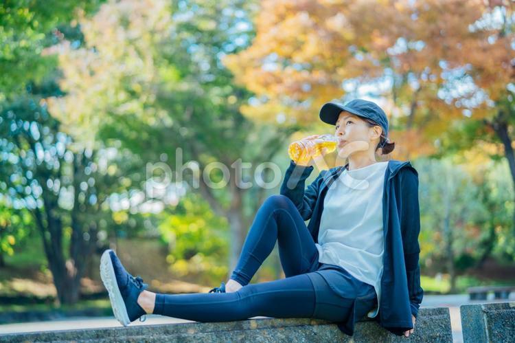 水分補給するスポーツウェアの女性（飲む） 水分補給,ドリンク,運動の写真素材