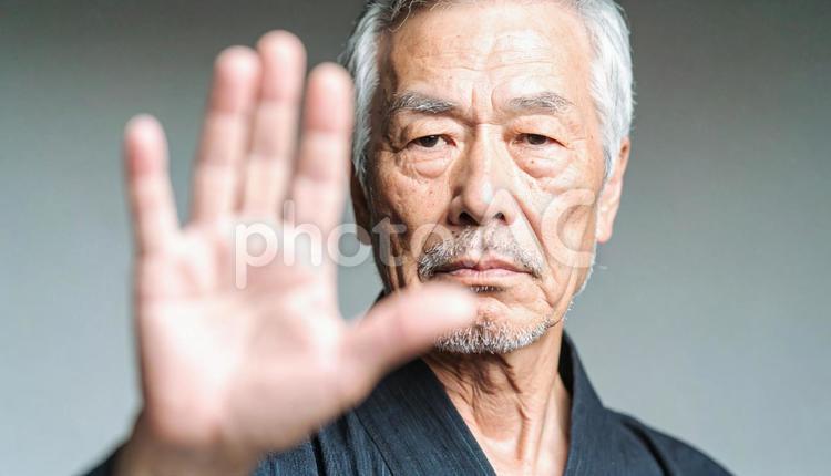 拒否するジェスチャーのおじいさん 拒否,断り,シニア男性の写真素材