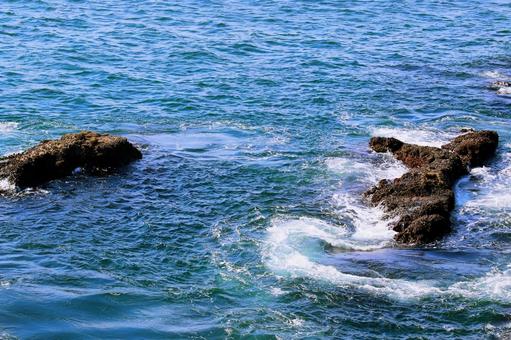 岩場をうねる白い波 岩場をうねる白い波 荒い,激しい,海の写真素材