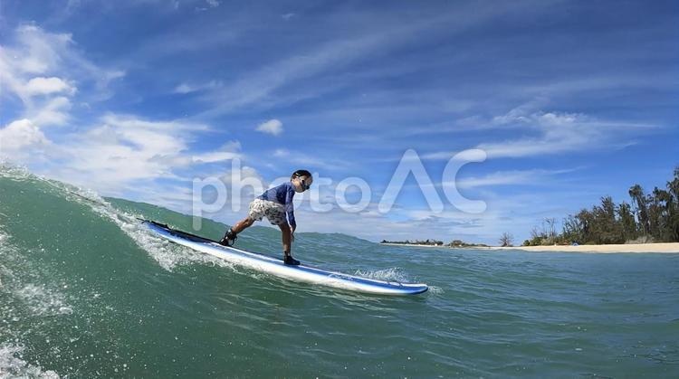 ハワイでサーフィン体験！頑張れキッズ！ ハワイ,海,ビーチの写真素材