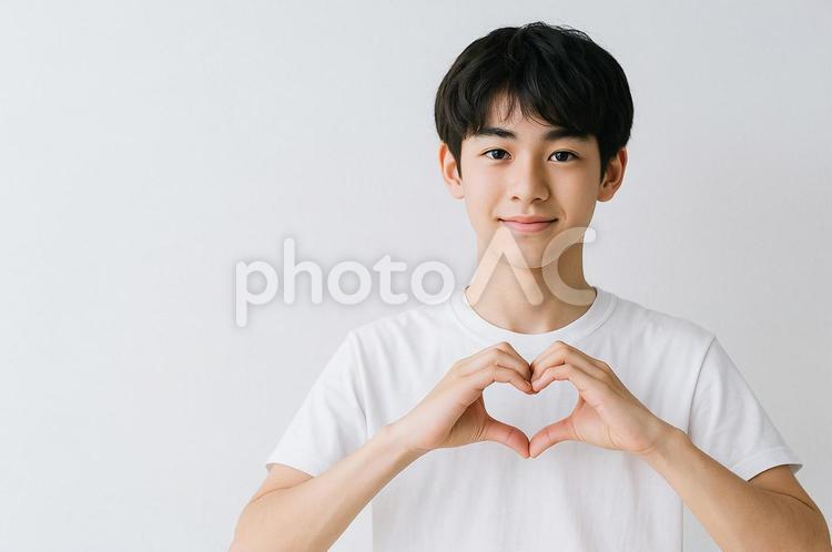 手でハートを作る笑顔の人 ハートポーズ,笑顔,優しい表情の写真素材