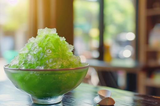 夏を彩る鮮やかなメロン味のかき氷 夏を彩る鮮やかなメロン味のかき氷の写真
