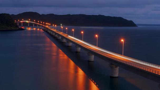 夜明け前の角島大橋 夜明け前の角島大橋 角島大橋,角島,橋の写真素材