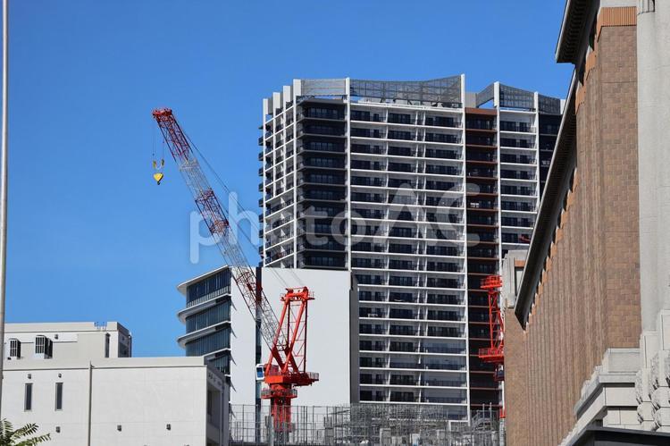 クレーンと高層マンションなどの街並み クレーン,高層マンション,街並みの写真素材