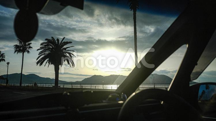 車からの夕日 晴れた空,晴れ,夕陽の写真素材