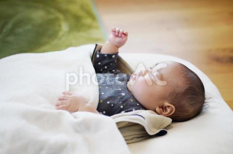 寝る5ヶ月目の赤ちゃん 赤ちゃん,子供,子どもの写真素材