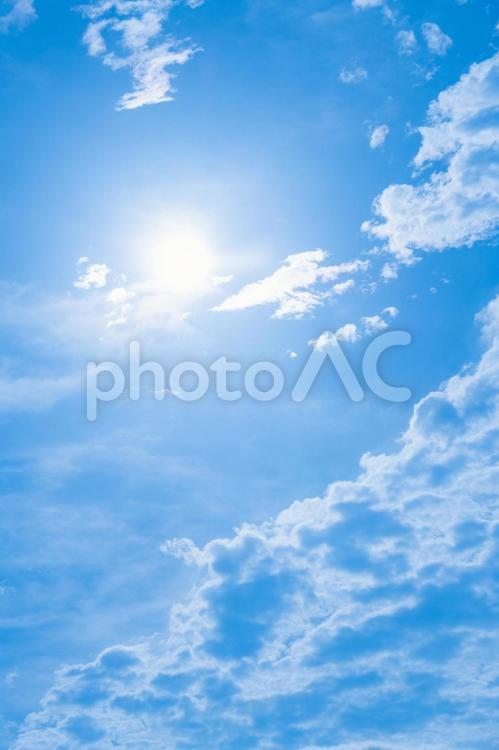 青空と白い雲の風景 青空,縦構図,晴れの写真素材
