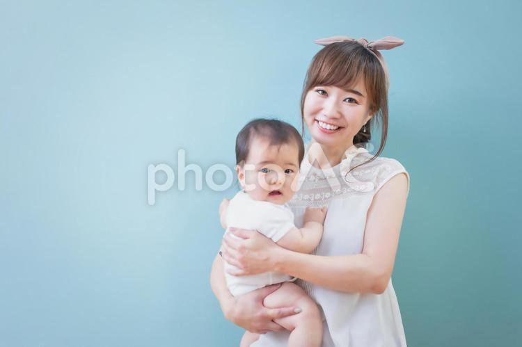 赤ちゃんを抱っこする笑顔の若いママ 赤ちゃん,赤ん坊,ママの写真素材