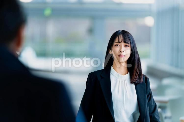 会社の廊下を歩いているビジネスウーマン ビジネスウーマン,女性,キャリアウーマンの写真素材