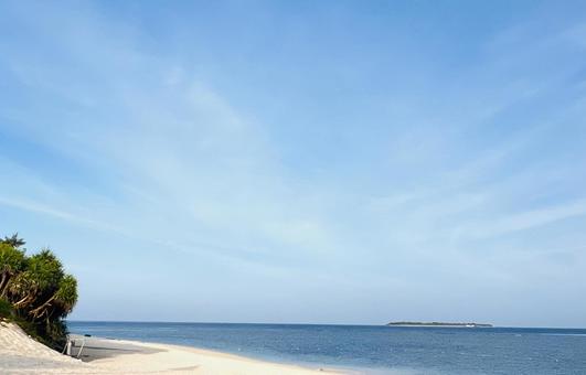 夏の浜辺と海と空 夏の浜辺と海と空の写真