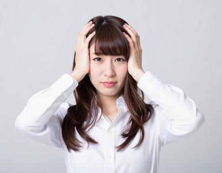 頭を抱えるOL 頭を抱えるOLの写真