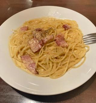 パスタのベーコン入りカルボナーラ パスタのベーコン入りカルボナーラの写真