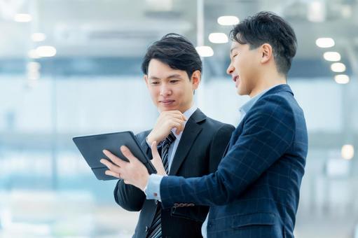 打ち合わせをする2人の男性ビジネスマン 男性,打ち合わせ,2人の写真素材