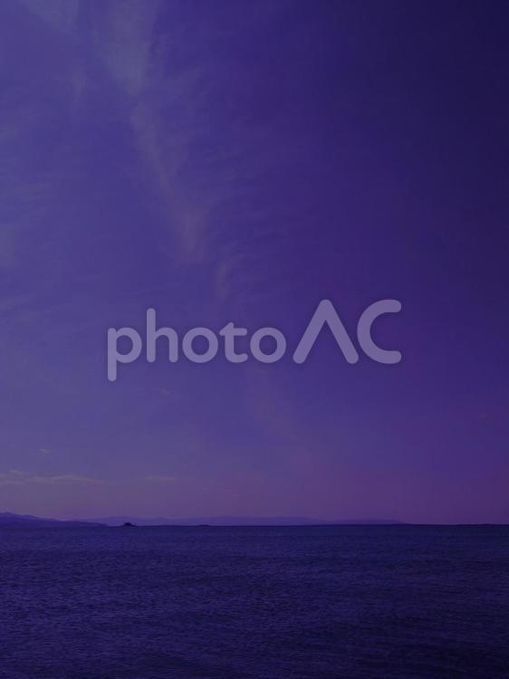 朝焼けの静かな薄雲の空と海（暗い紫） 紫,パープル,空の写真素材