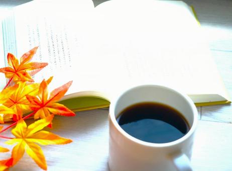 読書の秋① 読書の秋① 本,コーヒー,紅葉の写真素材