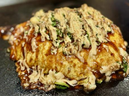 鉄板で広島風お好み焼き 鉄板で広島風お好み焼きの写真