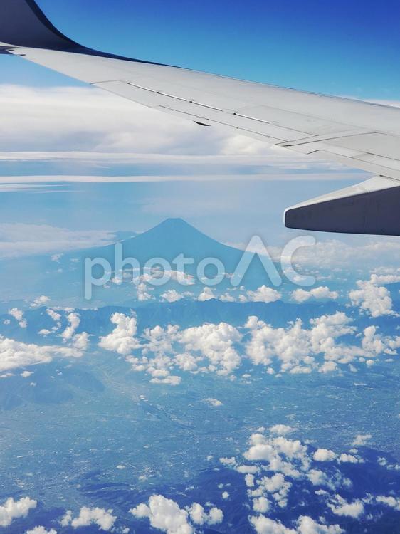 夏の富士、飛行機旅の景色 雲の上,飛行機の旅,空の上の写真素材