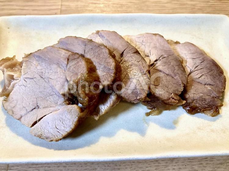 肉料理　お皿に並べた自家製焼豚スライス 焼豚,スライス,チャーシューの写真素材