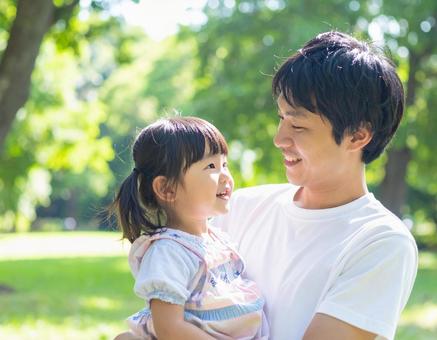 見つめ合う父と子 見つめ合う父と子の写真