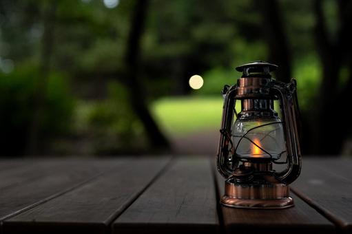 森の中に置かれたアンティークランタン ランタン,カンテラ,グランピングの写真素材