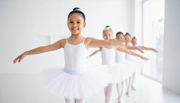 並んでつま先立ちするバレリーナの卵の子供 並んでつま先立ちするバレリーナの卵の子供の写真