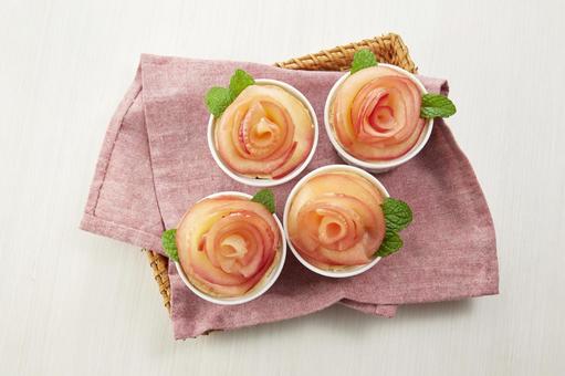 薔薇の花をあしらったアップルタルト 薔薇の花をあしらったアップルタルト アップルタルト,りんご,ローズタルトの写真素材