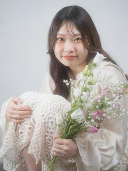 24:花束を持つ女性 24:花束を持つ女性 女性,女の子,人物の写真素材