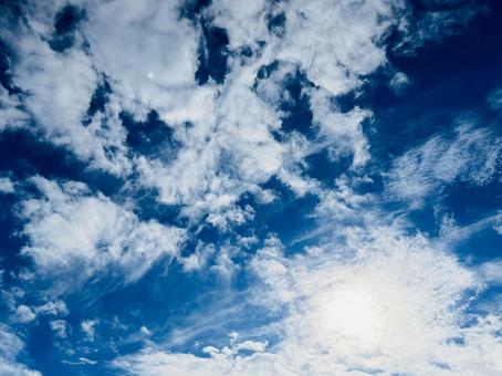 深い青空と変化に富む雲模様 深い青空と変化に富む雲模様の写真