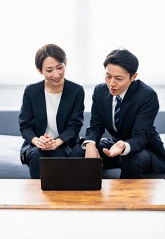 ソファに座るビジネスマン二人 ソファに座るビジネスマン二人 会話,話す,ビジネスの写真素材
