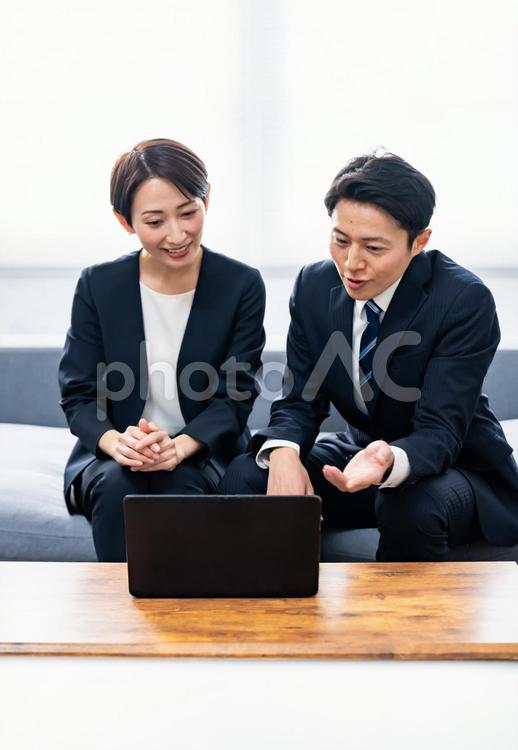 ソファに座るビジネスマン二人 会話,話す,ビジネスの写真素材
