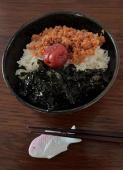 ご飯にジャバンのりと鮭フレークとかつお梅 ご飯にジャバンのりと鮭フレークとかつお梅の写真