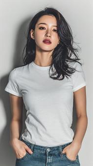 自然体でクールな表情の若い女性の写真