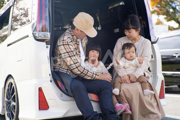 車で旅行する秋の家族・ファミリー 家族旅行,車,ドライブの写真素材