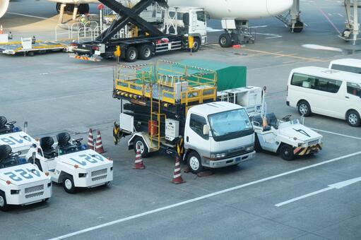 成田空港の駐機場で働く特殊車両 空港,駐機場,特殊車両の写真素材