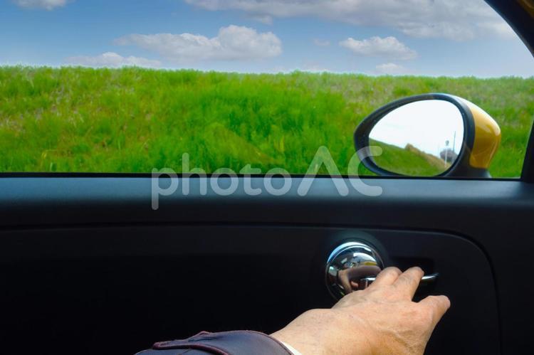 草原のドアをオープン（綿雲） 車窓,車,ドアの写真素材