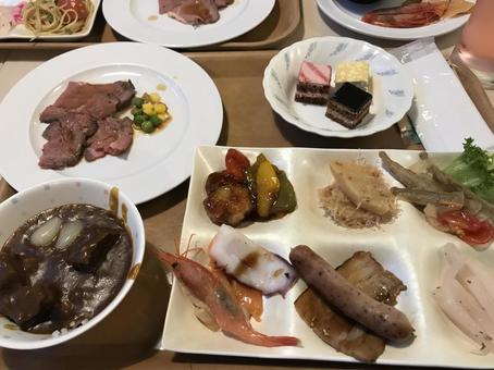 ホテルの夕食バイキング ホテルの夕食バイキングの写真
