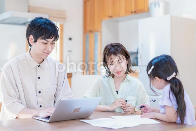 テレワークをする夫婦と子供 在宅勤務,電話,仕事の写真素材
