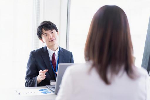 上司と面談をするビジネスパーソン 上司と面談をするビジネスパーソンの写真