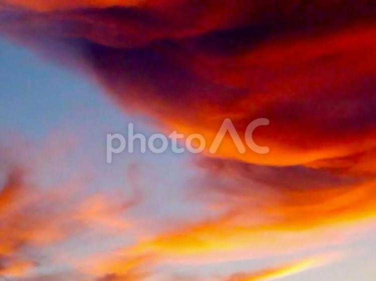 夕焼けの幻想的なオレンジの雲 夕焼け,空,雲の写真素材