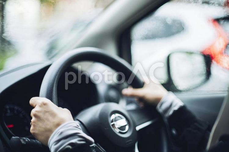 車の運転をする女性の手元 運転,人物,運転席の写真素材