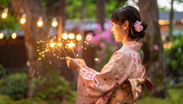 花火をする浴衣の女性 4 花火をする浴衣の女性 4の写真