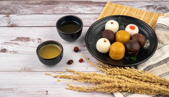 ススキと和菓子　月見団子の写真