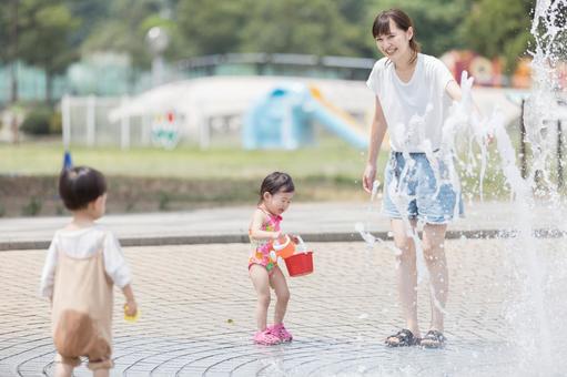母親 育児 水遊び 母親 育児 水遊び 公園,女性,人物の写真素材