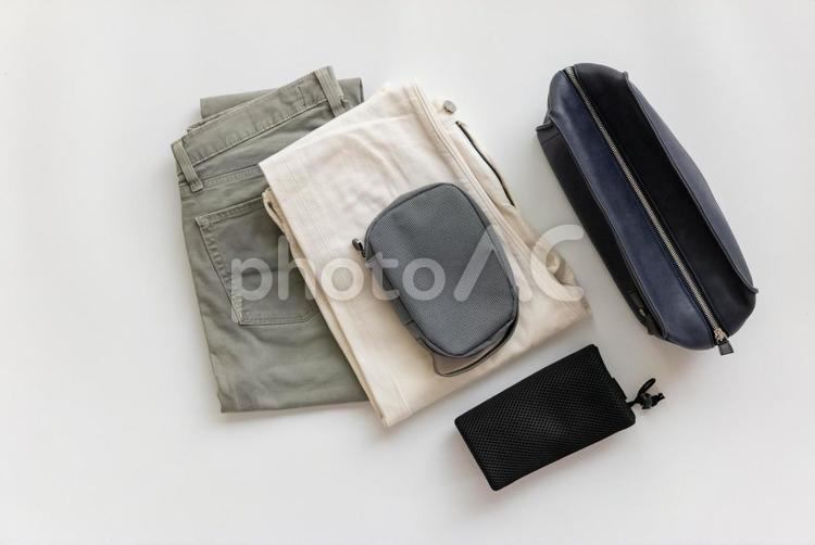 ズボンと巾着とポーチ ポーチ,畳む,ズボンの写真素材