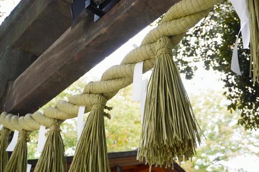 神社の鳥居のしめ縄 鳥居,しめ縄,縄の写真素材