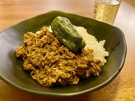 手作りキーマカレーとハイボール 手作りキーマカレーとハイボールの写真