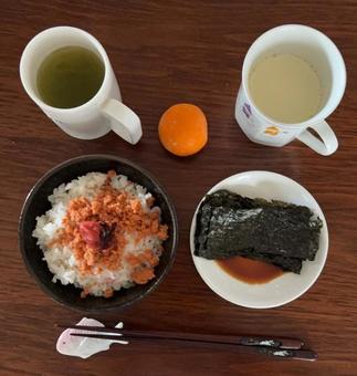あきたこまちご飯に鮭フレークなどの朝食 あきたこまちご飯に鮭フレークなどの朝食の写真