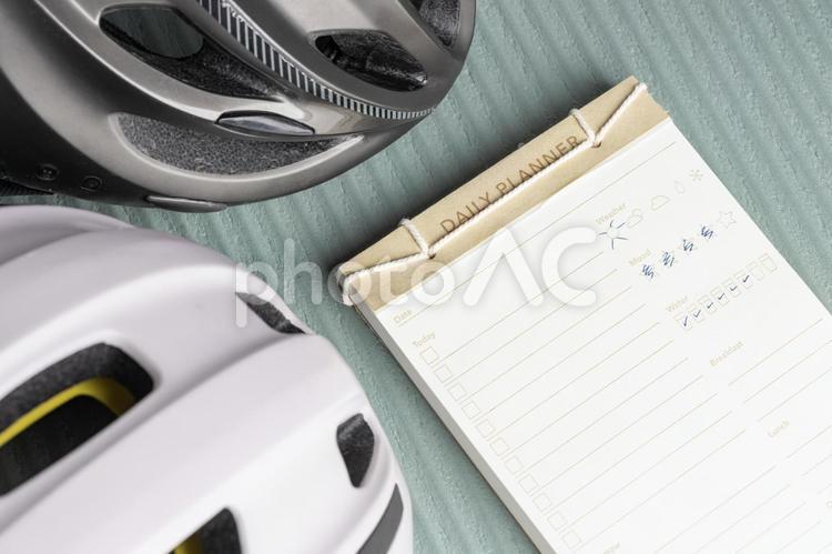 白とグレーのヘルメットとデイリープランナー ヘルメット,白,グレーの写真素材