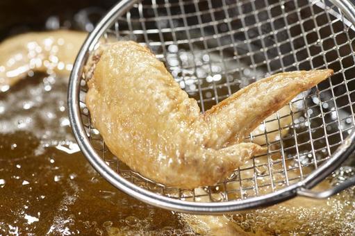 鶏の手羽先 揚げているシーン 鶏の手羽先 揚げているシーン 鶏の手羽先,揚げる,鶏肉の写真素材